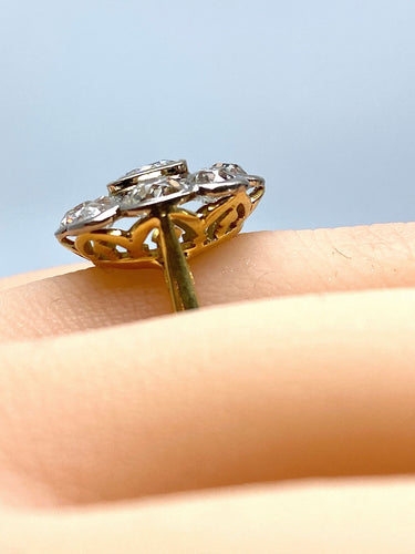 Bague Importante bague marguerite en or 18 carats et diamants 58 Facettes AB338