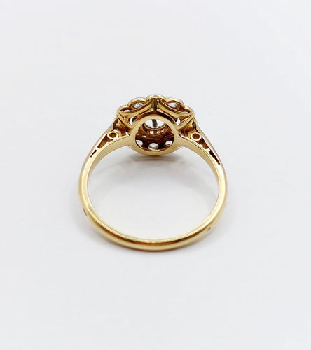 Bague 53.5 Bague marguerite circa 1910 en or 18k, platine et diamants 58 Facettes A06629