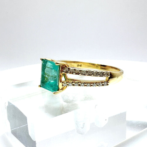 Bague 59 Bague en or jaune avec émeraude taille carrée et diamants 58 Facettes 50386