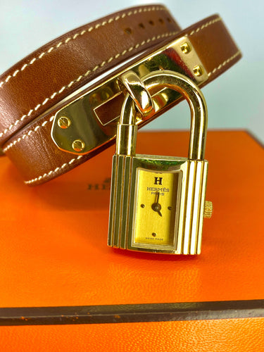 Montre Hermès «  Kelly », cadran PM plaqué or, double tour cuir marron