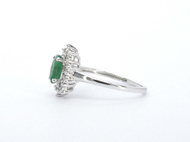 Bague 54 Bague entourage en or blanc avec émeraude et diamants 58 Facettes 2347