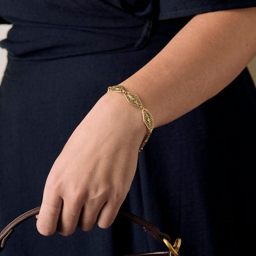 Bracelet Bracelet en or jaune ciselé et ajouré à motif de volutes 58 Facettes PAL3488X3