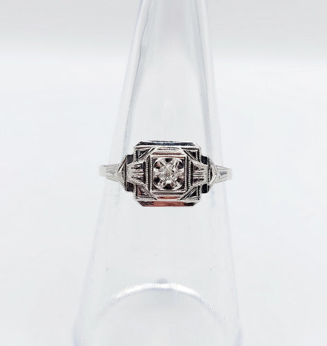 Bague 53 Bague art deco or blanc 18k ornée d'un diamant rond dans une monture géométrique finement travaillée (circa 1930) 58 Facettes A04979