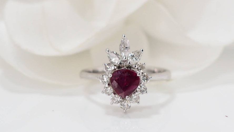 Bague 48 Bague entourage en or blanc, rubis et diamants 58 Facettes 32157