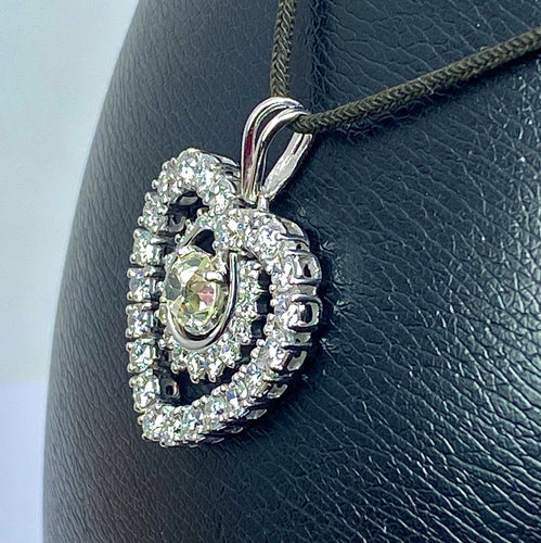 Pendentif Pendentif coeur en or blanc 18 carats et diamants 58 Facettes AB438