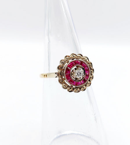 Bague 48 Bague fleur art deco or rose 18k ornée d'un diamant taille brillant entouré de rubis calibrés dans une monture finement travaillée (circa 1920) 58 Facettes A04432