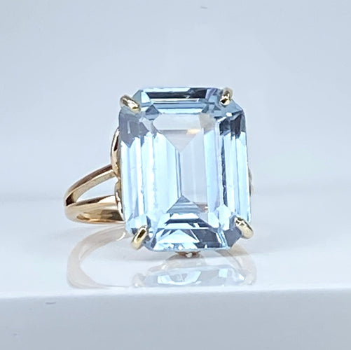 Bague en or jaune 18 carats et aigue marine