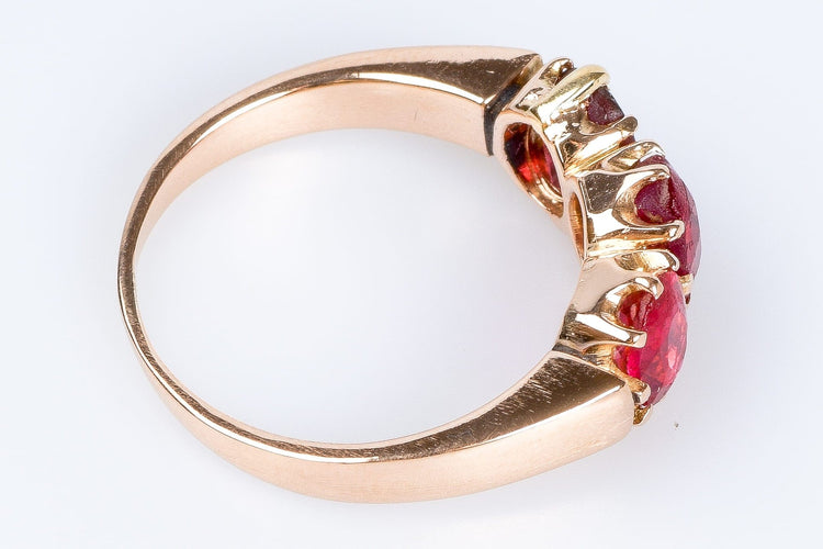 Bague 52 Bague en or rose 18 carats ornée de 3 rubis ovales de 0,66 carats total 58 Facettes BG-RBS-1-101
