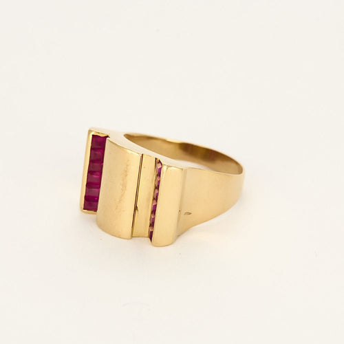 Bague Tank en or jaune et rubis de synthèse calibrés