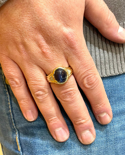 Bague 65 Chevalière homme en or jaune 18 carats saphir et diamants 58 Facettes