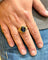 Bague 65 Chevalière homme en or jaune 18 carats saphir et diamants 58 Facettes