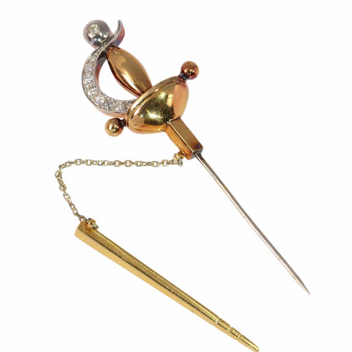 Broche Une broche épée vintage ornée de diamants : une traversée du temps et de la mode 58 Facettes 24246-0390