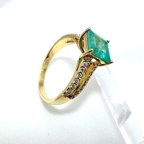 Bague 59 Bague en or jaune avec émeraude taille carrée et diamants 58 Facettes 50386