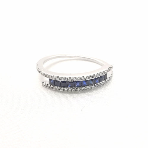 Bague 54 Bague en or blanc sertie de 56 diamants et 10 saphirs 58 Facettes