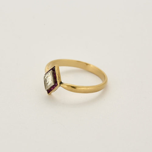 Bague 56,5 Bague en or jaune, blanc, diamants et rubis de synthèse 58 Facettes ARR1994