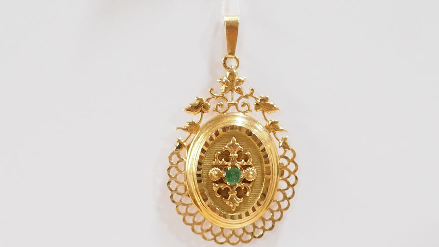 Pendentif Pendentif porte photo en or jaune et émeraude 58 Facettes 32604