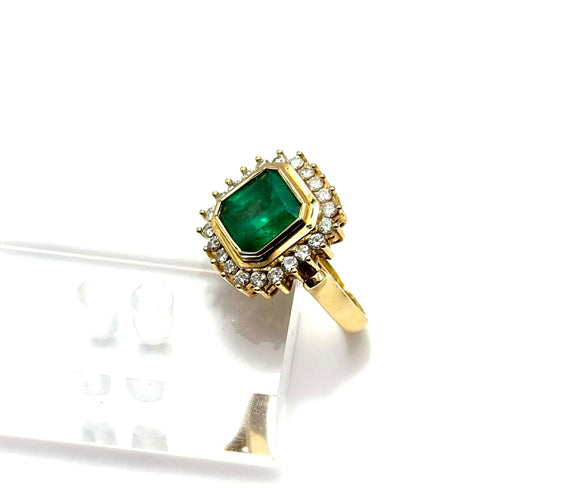 Bague Bague en or jaune ornée d'une grande émeraude naturelle et de diamants 58 Facettes 50418