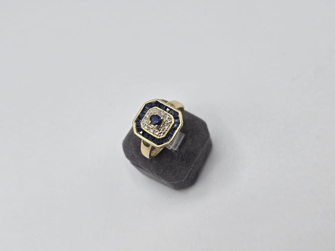 Bague 56 Bague OR Jaune 18k sertie d'un Saphir central, d’éclats de diamants et d'un contour de saphir baguettes 58 Facettes 1-0000448/2