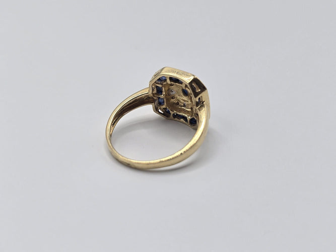 Bague 56 Bague OR Jaune 18k sertie d'un Saphir central, d’éclats de diamants et d'un contour de saphir baguettes 58 Facettes 1-0000448/2