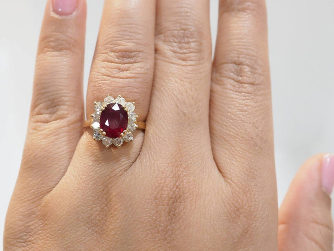 Bague 54 Bague entourage en or jaune, rubis et diamants 58 Facettes F5046