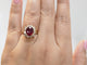 Bague 54 Bague entourage en or jaune, rubis et diamants 58 Facettes F5046
