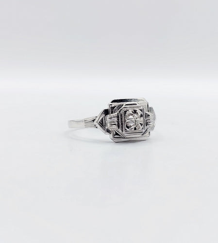 Bague 53 Bague art deco or blanc 18k ornée d'un diamant rond dans une monture géométrique finement travaillée (circa 1930) 58 Facettes A04979