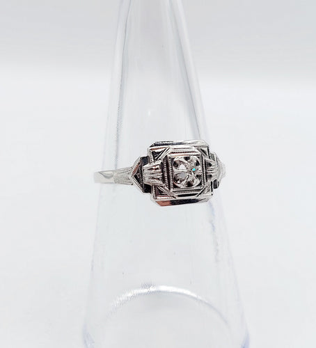 Bague 53 Bague art deco or blanc 18k ornée d'un diamant rond dans une monture géométrique finement travaillée (circa 1930) 58 Facettes A04979
