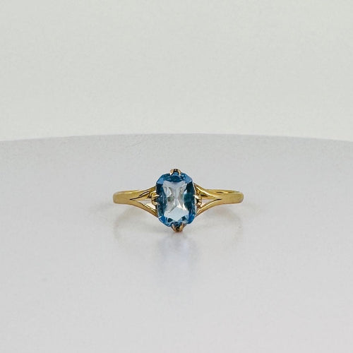 Bague en or jaune avec topaze bleue ovale