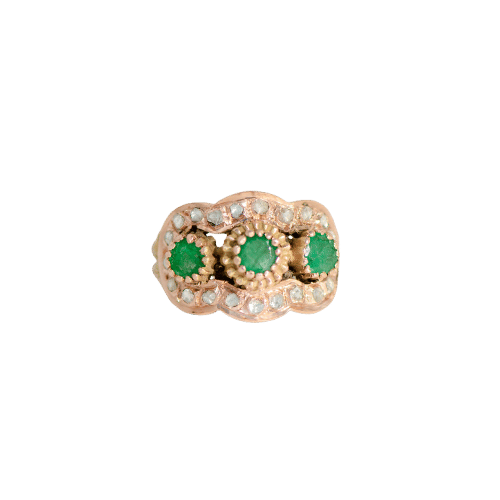 Bague 54 Bague ancienne en or rose, ornée d'émeraudes et de diamants taille rose, époque victorienne, vers 1880 58 Facettes