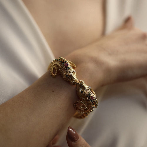 Bracelet Bracelet jonc Zolotas "Tetes de Belier" en or jaune 18K avec emeraudes, saphirs et rubis - 73,30 g 58 Facettes FB10527