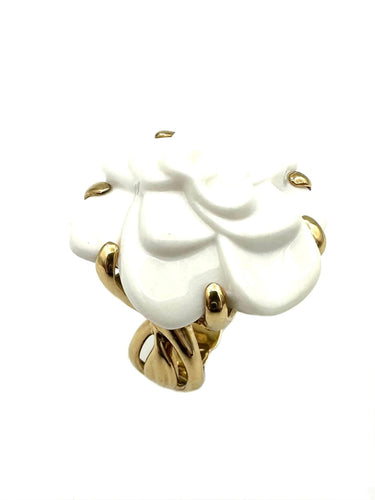 Bague 52 CHANEL. Collection "Camélia", bague or jaune et cacholong 58 Facettes