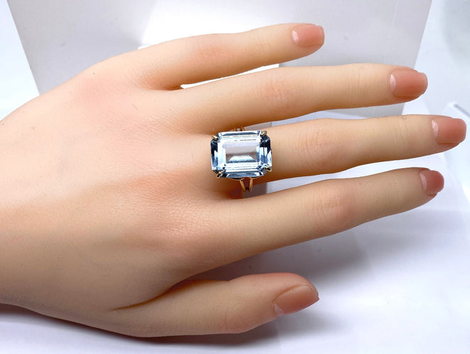 Bague en or jaune 18 carats et aigue marine