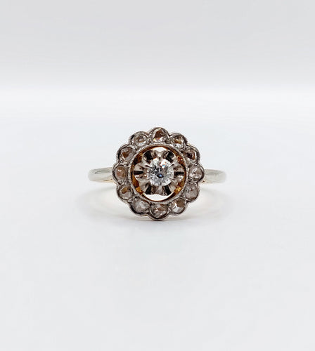 Bague 53.5 Bague marguerite circa 1910 en or 18k, platine et diamants 58 Facettes A06629