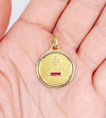 Pendentif Pendentif médaille d'amour AUGIS 23mm or 18k et rubis : "+ QU'HIER - QUE DEMAIN" 58 Facettes A06132
