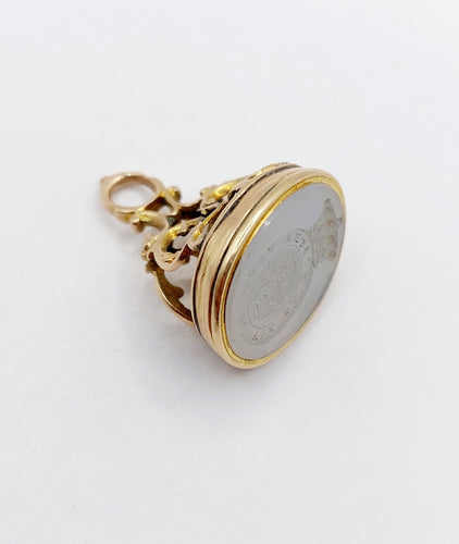 Pendentif Pendentif sceau antique en or 14k et agate gravée d’armoiries 58 Facettes A06678