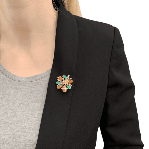 Clip "Fleurs" or jaune, diamants, rubis, pierres de couleur.