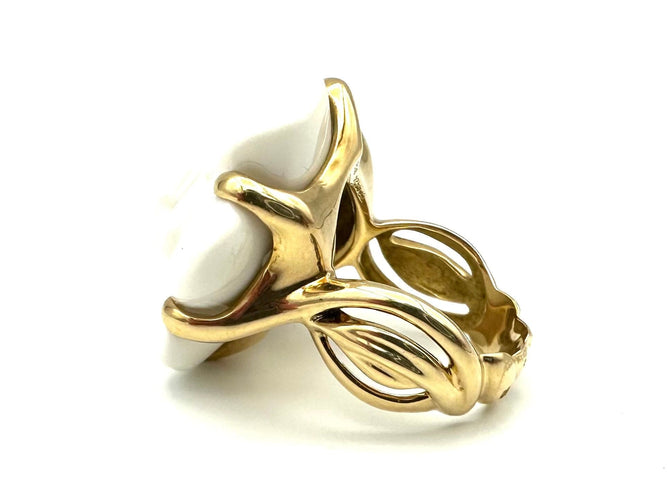 Bague 52 CHANEL. Collection "Camélia", bague or jaune et cacholong 58 Facettes