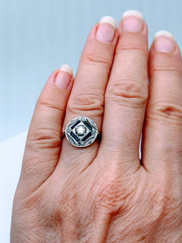 Bague ronde Art Déco en or gris et platine sertie de diamants et saphirs