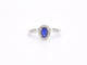 Bague 54 Bague entourage en or blanc avec diamants et saphir 58 Facettes 2010