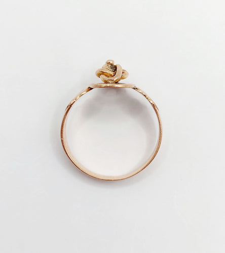 Bague chevalière victorienne or rose, décorations finement ciselées (circa 1890)