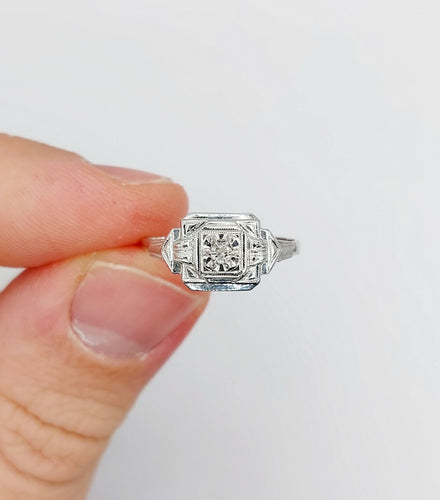 Bague 53 Bague art deco or blanc 18k ornée d'un diamant rond dans une monture géométrique finement travaillée (circa 1930) 58 Facettes A04979