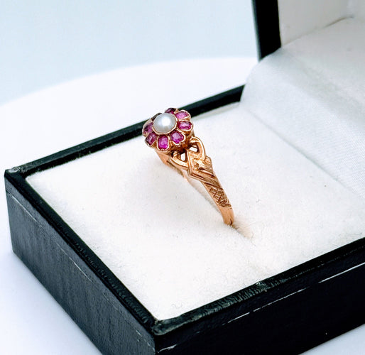 Bague 56.5 Ancienne bague fleur or jaune sertie de rubis et perle 58 Facettes