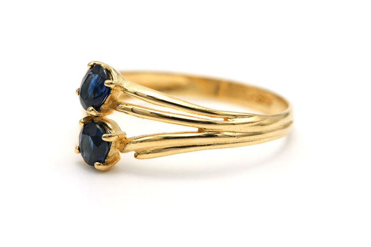 Bague 50 Bague contemporaine sertie de saphirs en or jaune 18 carats 58 Facettes 23172