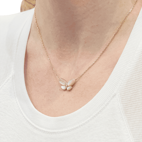 Collier Collier pendentif papillon en or rose, nacre et diamants 58 Facettes 34390