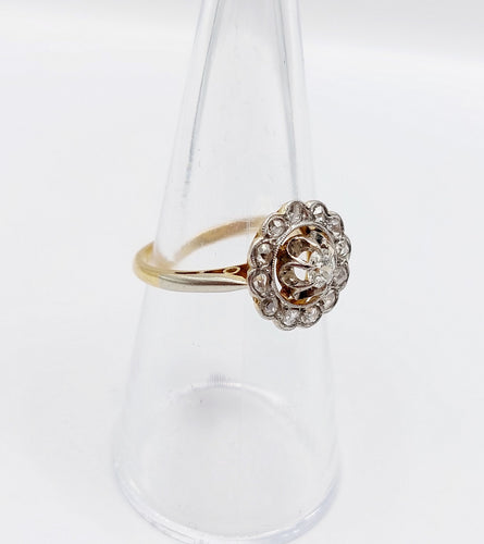 Bague 53.5 Bague marguerite circa 1910 en or 18k, platine et diamants 58 Facettes A06629