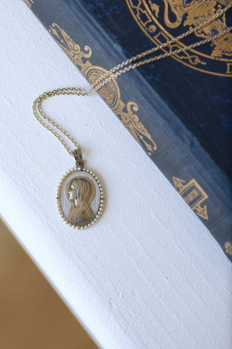 Pendentif Paul Émile Brandt - Pendentif médaille Art Déco ovale en or blanc, nacre et perles 58 Facettes