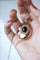 Pendentif Pendentif médaillon ouvrant cabochon grenat et perles fines en or rose 18k 58 Facettes