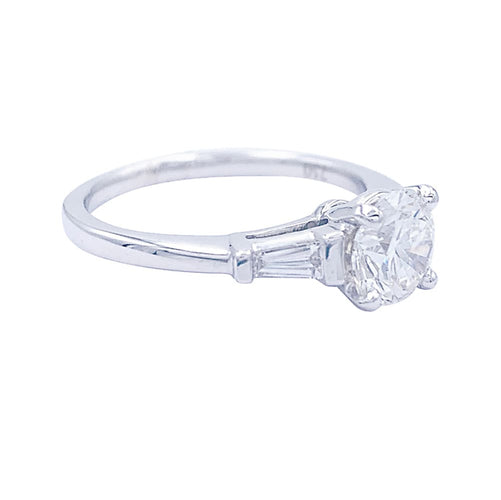 Bague 53 Bague solitaire en or blanc avec diamant 1,15 ct et diamants baguette 58 Facettes 32529