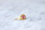 Boucles d'oreilles Boucle d’oreille unique à décor végétal en or jaune 18k et pierre rose 58 Facettes