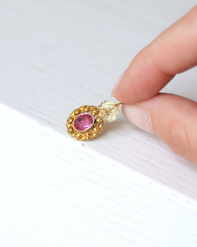 Boucles d'oreilles Boucle d’oreille unique à décor végétal en or jaune 18k et pierre rose 58 Facettes
